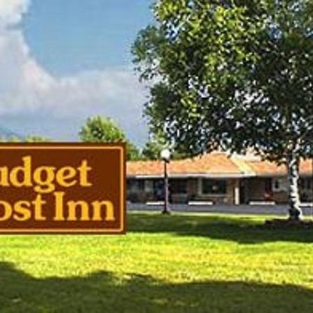 Budget Host Inn - Манистик Екстериор снимка